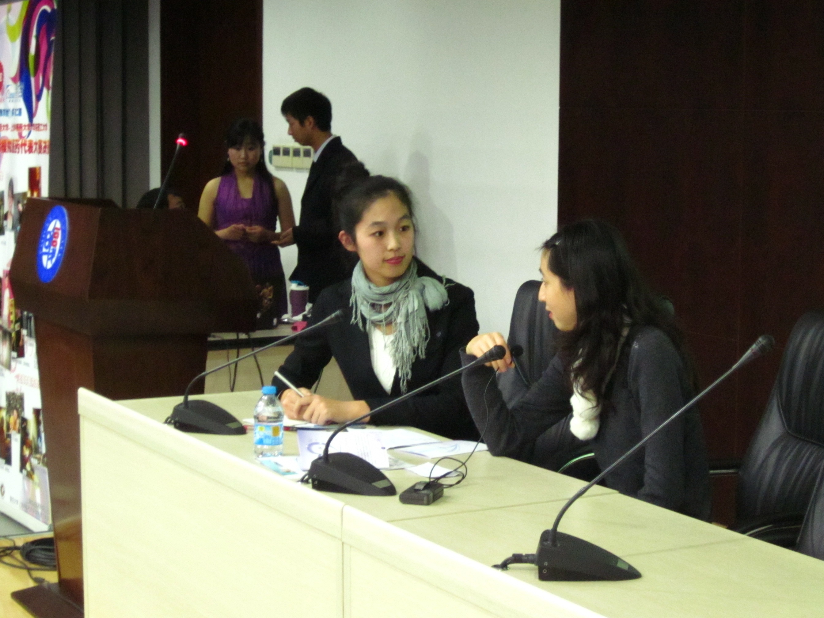   happy漫画
施歌进行“百里挑一”环节比赛