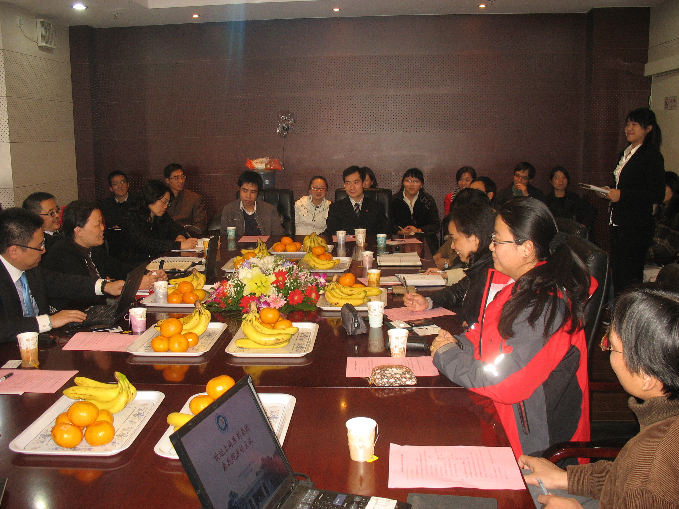 上药集团代表与   happy漫画
毕业生交流