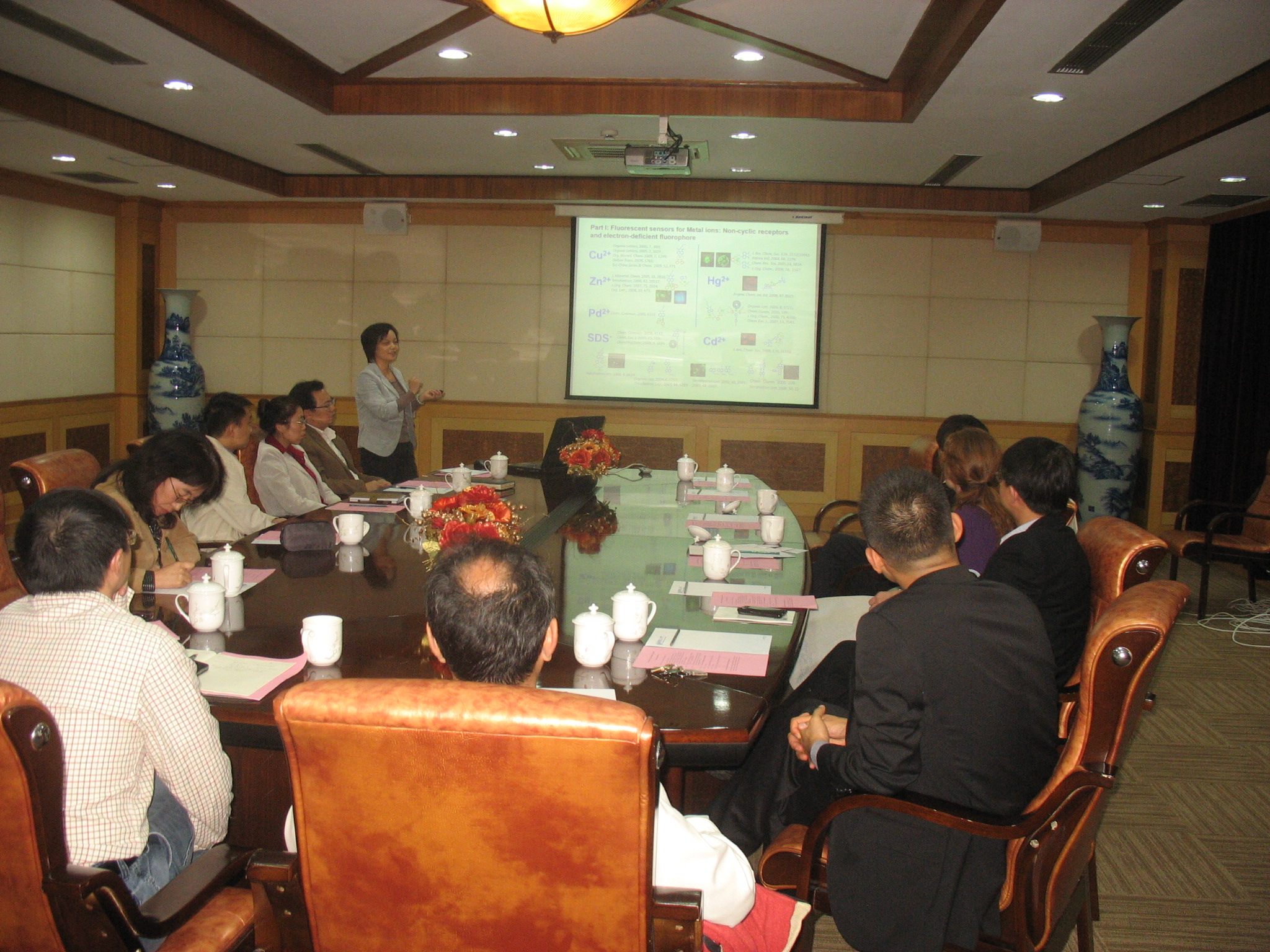    happy漫画
常务副院长徐玉芳教授介绍科研工作